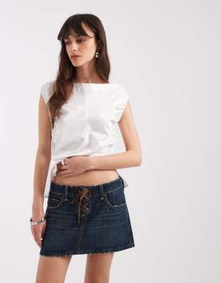 Hollister - Kurzer Jeans-Skort in dunkelblauer Waschung mit Y2K-Design und Schnürung