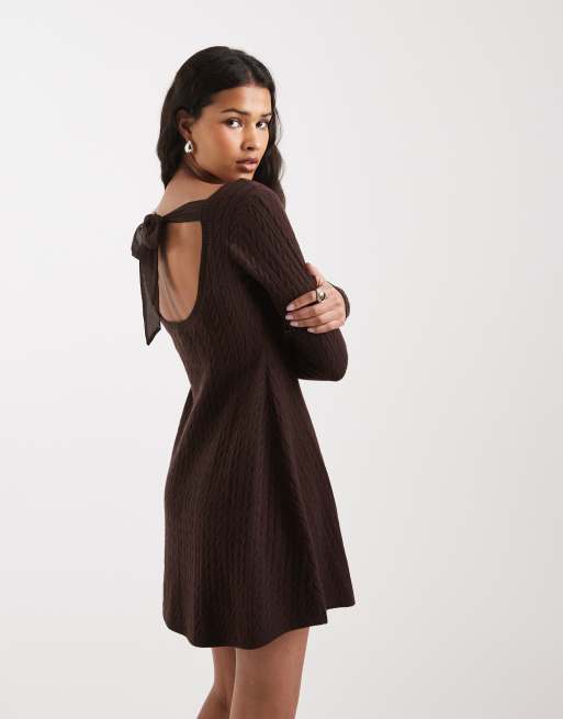 Hollister – Kurzes Babydoll-Pulloverkleid in Braun mit Bindedetail am Rücken, 2 von 4