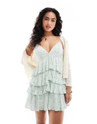 Hollister - Kurzes gestuftes Babydoll-Kleid mit Spaghettiträgern, Paisleymuster und V-Ausschnitt-Rot