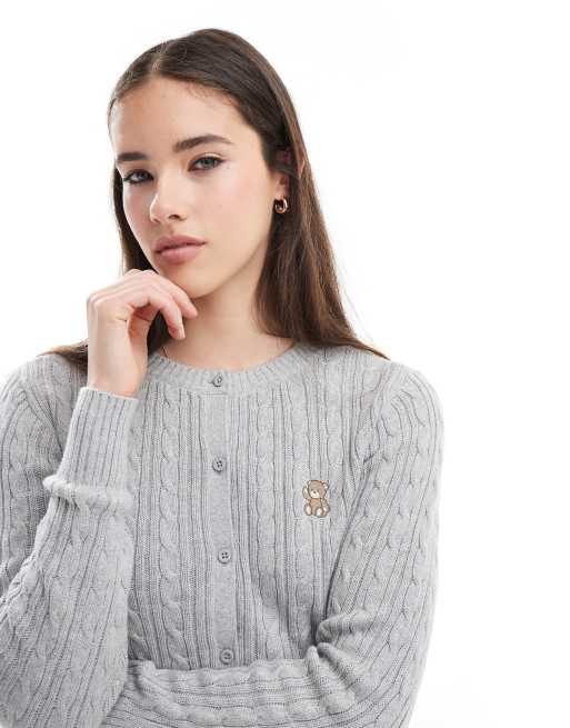 Hollister – Langärmlige Strickjacke in grau meliert mit Stickerei