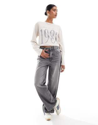 Hollister - Langärmliges Oversize-Dad-T-Shirt in Taupe mit Slogan-Neutral