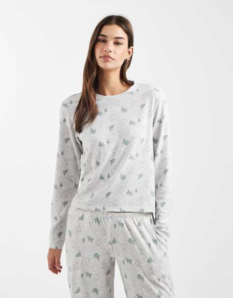 Hollister – Langärmliges Pyjama-Oberteil in Grau mit U-Ausschnitt und Schneehasen-Muster, Kombiteil - view 1