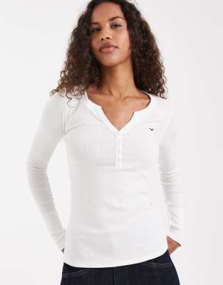 Hollister - Langärmliges Shirt in Weiß mit Henley-Ausschnitt