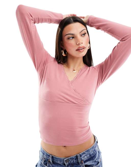 Hollister – Langärmliges Wickeltop in Rosa mit Spitzenbesatz