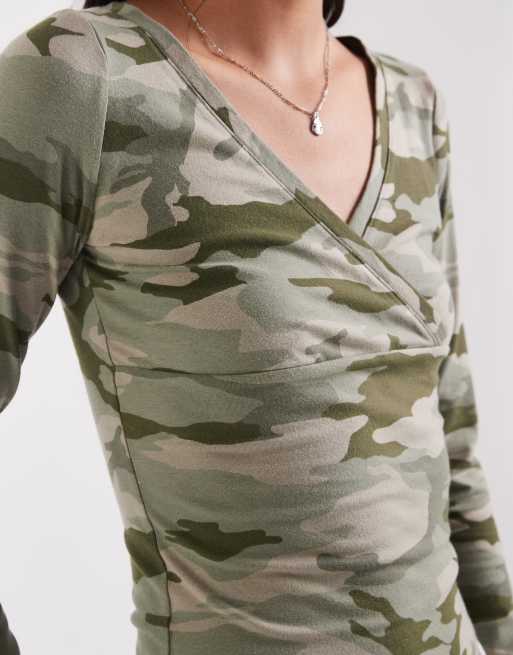 Hollister Langarmoberteil mit V-Ausschnitt in grünem Military-Muster, 4 von 4