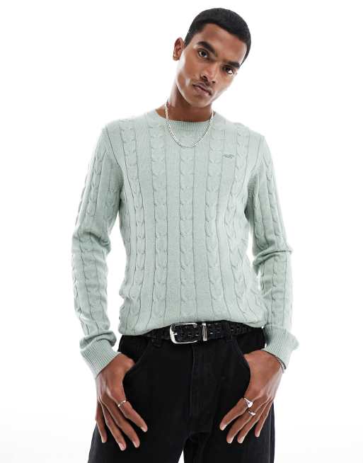 Hollister – Leichter Pullover in Salbeigrün mit Zopfmuster und Markenlogo sowie Rundhalsausschnitt