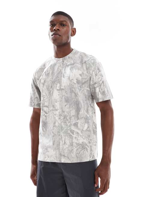 Hollister – Ljust kamouflagemönstrad t-shirt i collegestil med korta ärmar