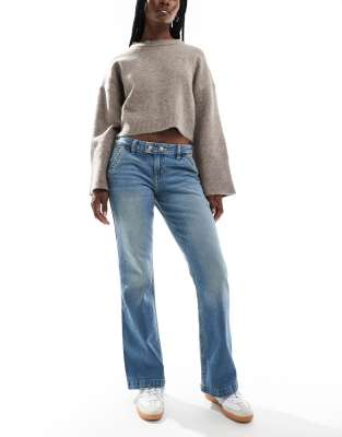 Hollister - Locker geschnittene Bootcut-Jeans in Indigoblau mit niedrigem Bund