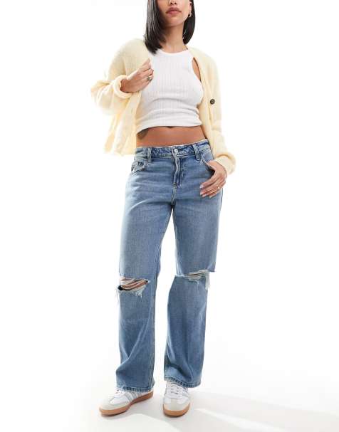 Hollister – Lockere, gerade geschnittene Jeans in Mittelblau mit niedrigem Bund und Zierrissen am Knie - view 1