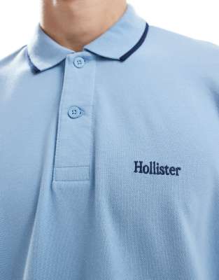 HOLLISTER LOGO DETAIL POLO TOP WITH CONTRAST SEAM COLLAR