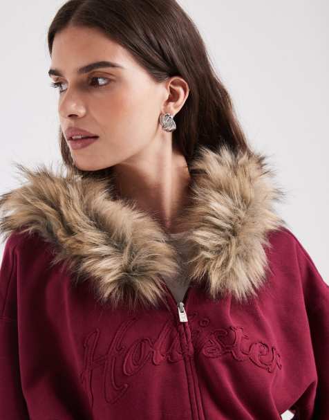 Hollister Logo-Grafik-Kapuzenpullover mit durchgehendem Reißverschluss und Faux-Fur-Besatz in Beerenrot - view 1
