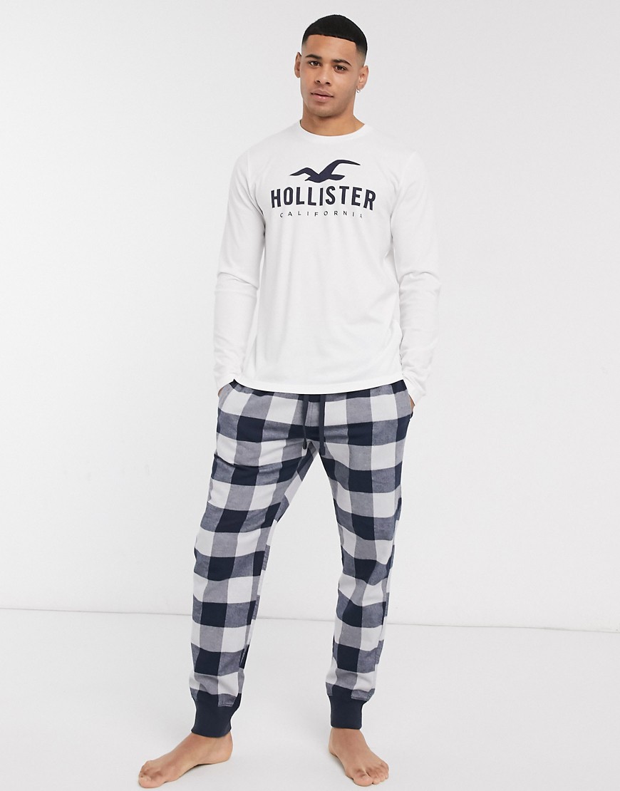 Hollister - Lounge geschenkset met joggingbroek met boorden & top met logo en lange mouwen in wit/marineblauw