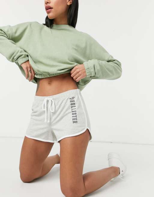 Hollister - Loungeshort met gestrikte taille en logo in lichtgrijs