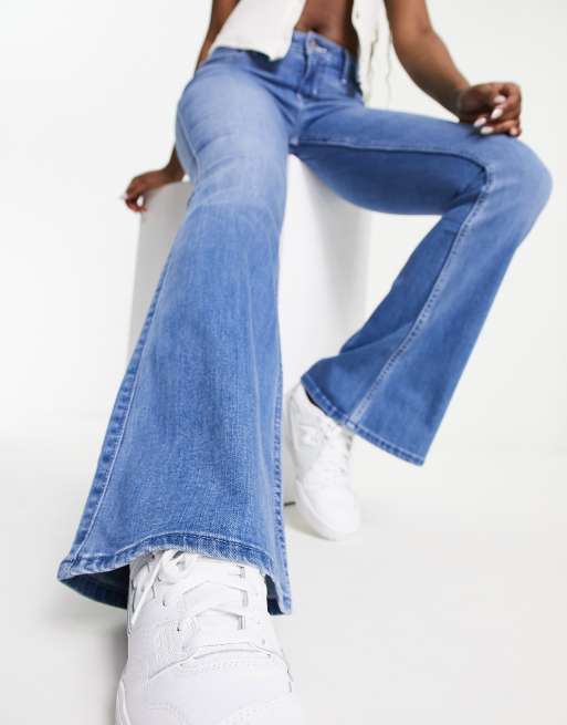 Hollister low rise flared jean in mid blue, 3 of 5