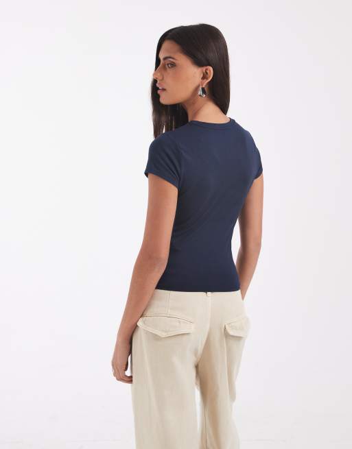 Hollister – Marinblå, liten t-shirt i seamless-design, 4 av 4