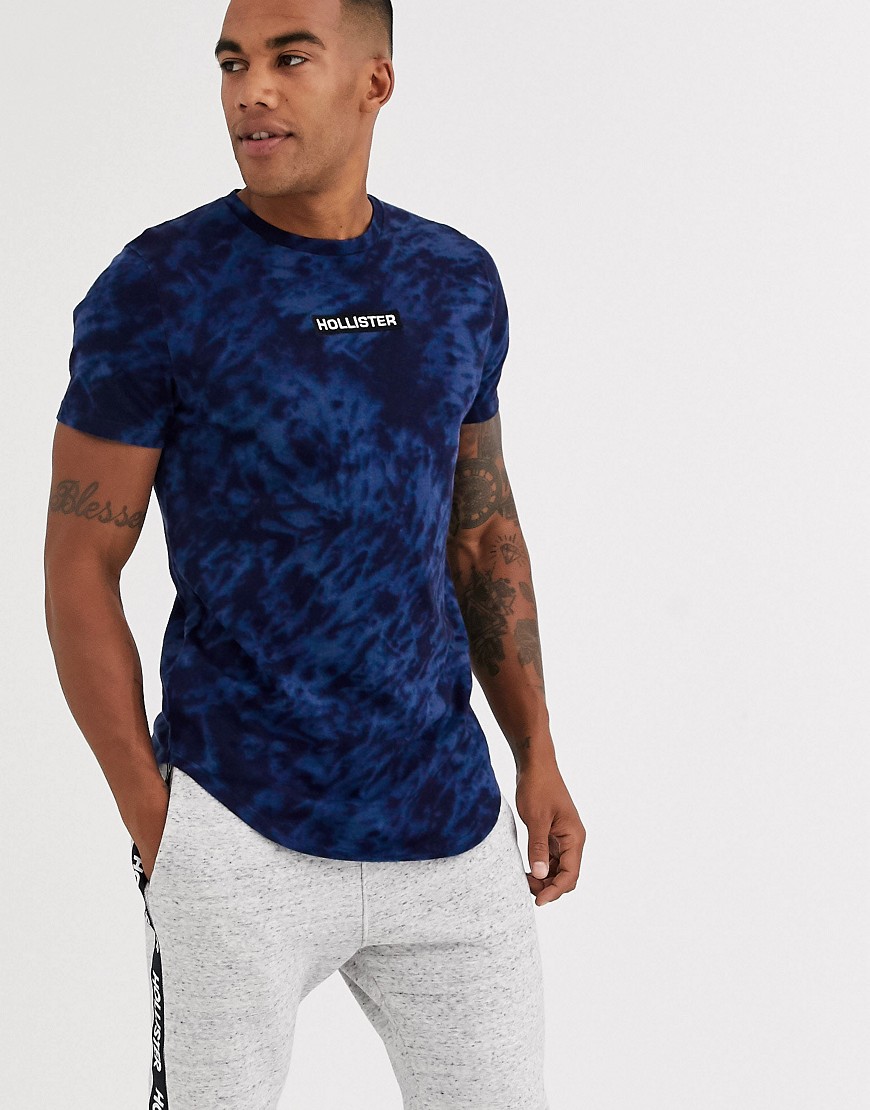 Hollister - Marineblå t-shirt i syrevask med buet kant og sammenkrøllet firkantet logo på brystet