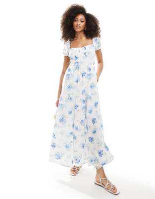 Hollister - Maxikleid in Weiß mit Blumenmuster in Blau und geraffter Brustpartie und Zierausschnitt am Rücken