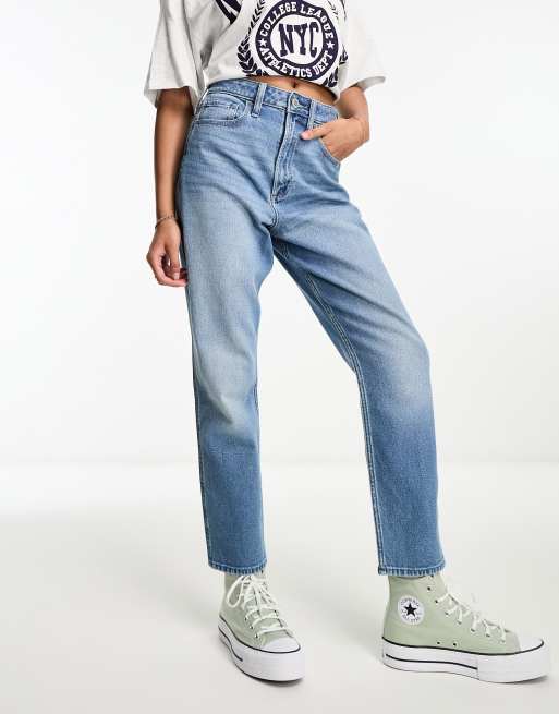 Hollister – Mellanblå jeans i mom-modell med kurvig passform