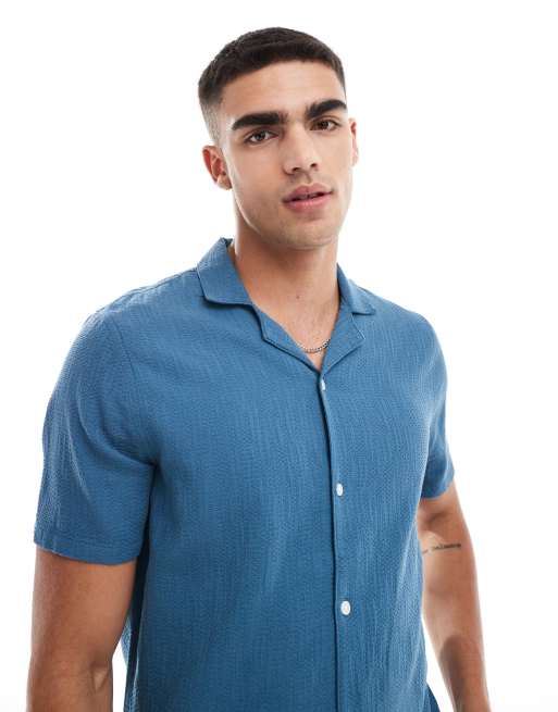 Hollister – Mellanblå, texturerad skjorta med boxig passform, korta ärmar och platt krage