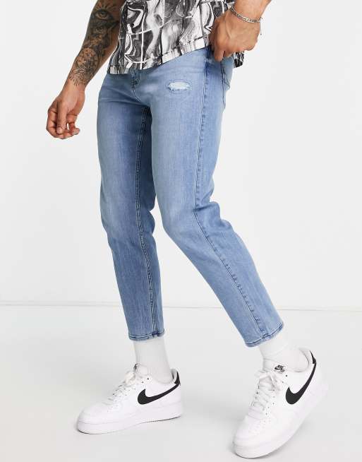 Hollister - Mellemvaskede tapered crop fit jeans med slid på knæene