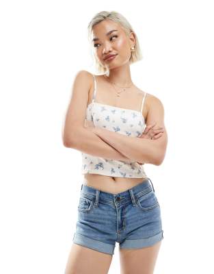 Hollister - Mini-Jeansshorts in mittelblauer Vintage-Waschung mit niedrigem Bund und kontrastierendem Saumaufschlag