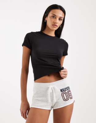 Hollister - Mini-Shorts aus Fleece in Grau mit Logo-Weiß