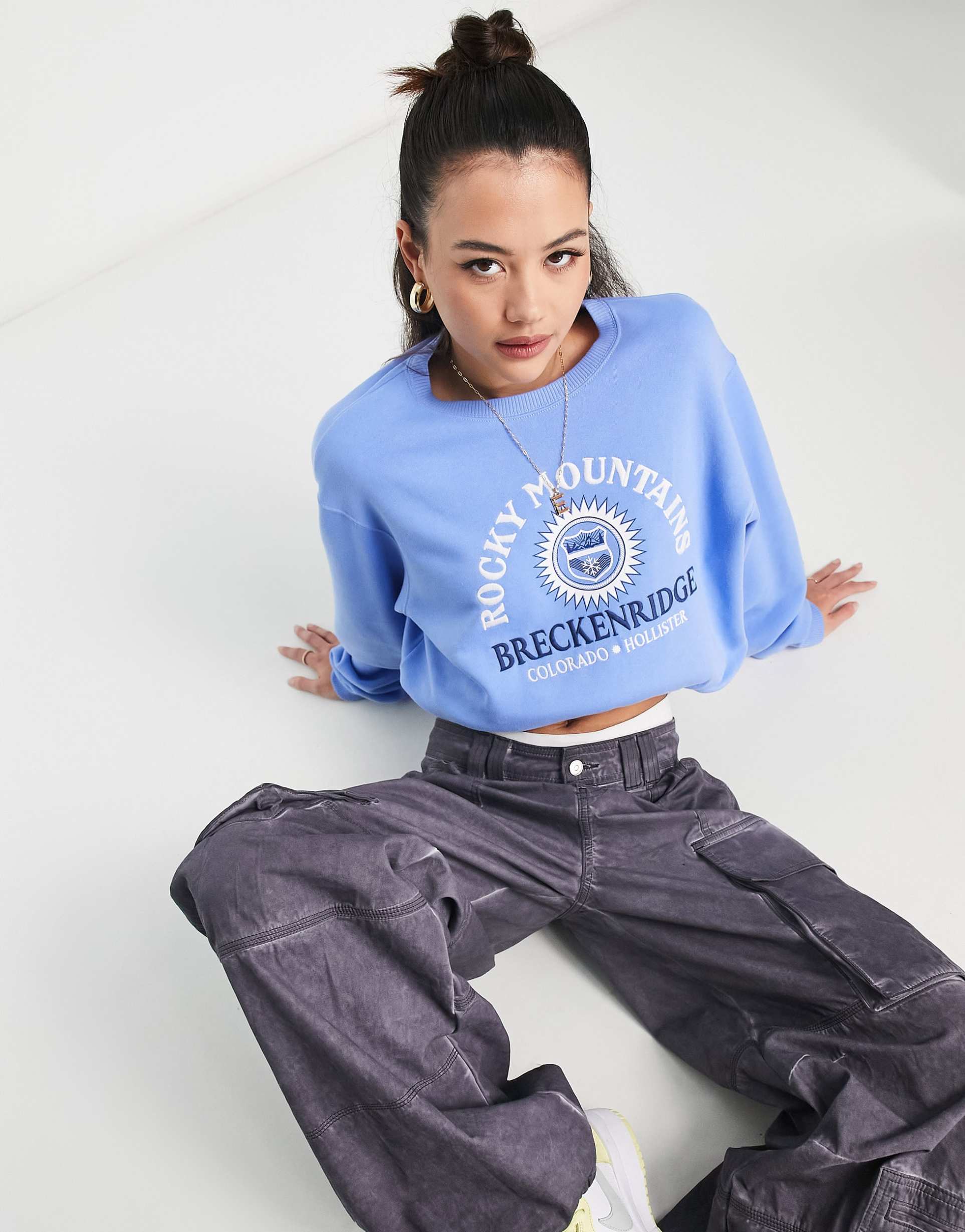 Hollister mom crew neck jumper in light blue view 3