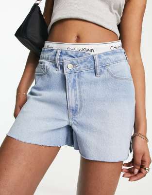 Hollister - Mom-Jeansshorts mit asymmetrischem Bund in Hellblau