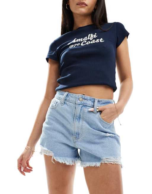 Hollister - Mom short met hoge taille en gerafelde zoom in lichtblauw met wassing