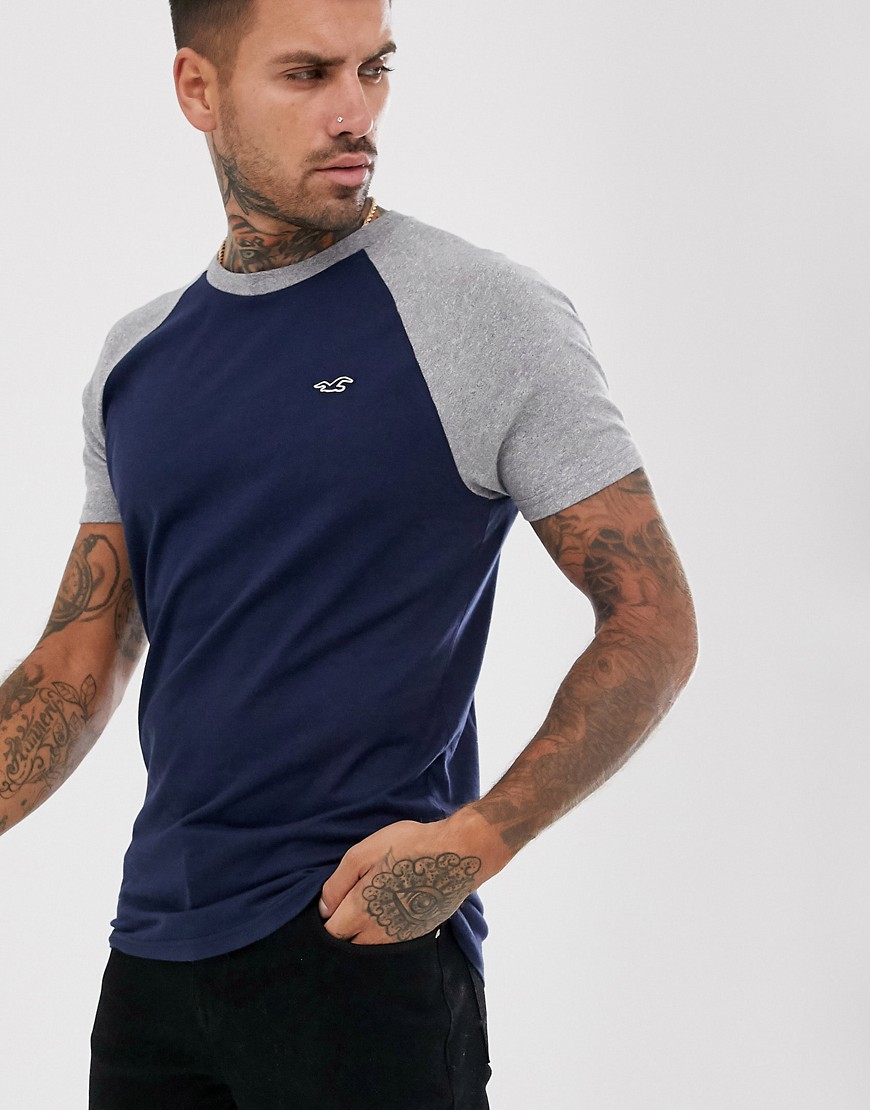 Hollister - Muscle-fit baseballshirt met logo in marineblauw en grijs