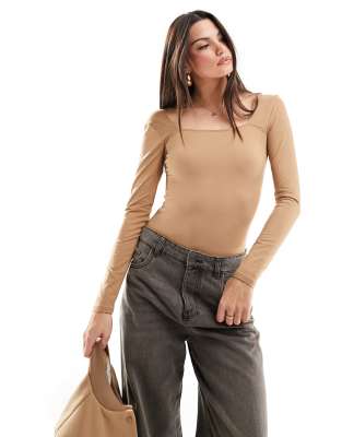 Hollister - Nahtloser Body in Camel mit eckigem Ausschnitt-Neutral