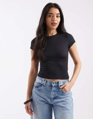 Hollister - Nahtloses, knapp geschnittenes T-Shirt in Schwarz