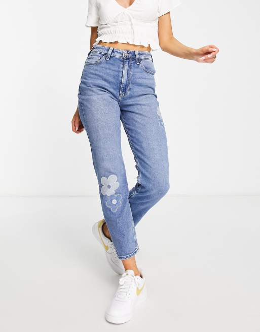 Hollister – Niebieskie jeansy mom fit z bardzo wysokim stanem i wyhaftowanym kwiatowym wzorem