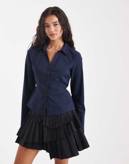 Hollister - Overhemd met lange mouwen, uitlopende manchetten en gestrikte taille in marineblauw