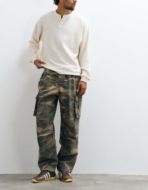 Hollister pantalon cargo coupe ample en camouflage vert foncé, 1 de 5