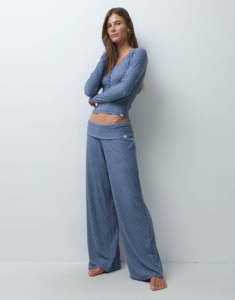 Hollister pantalón de pijama de pernera ancha pointelle, parte de un conjunto, con estampado floral azul marino - view 1