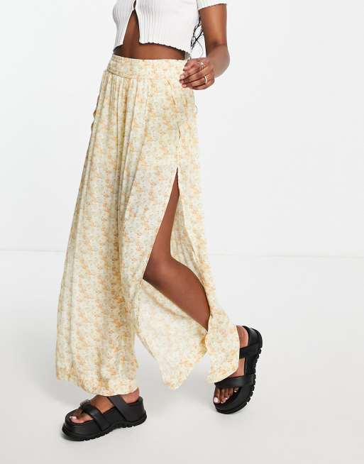Hollister - Pantalon large fendu devant - Jaune à petites fleurs  