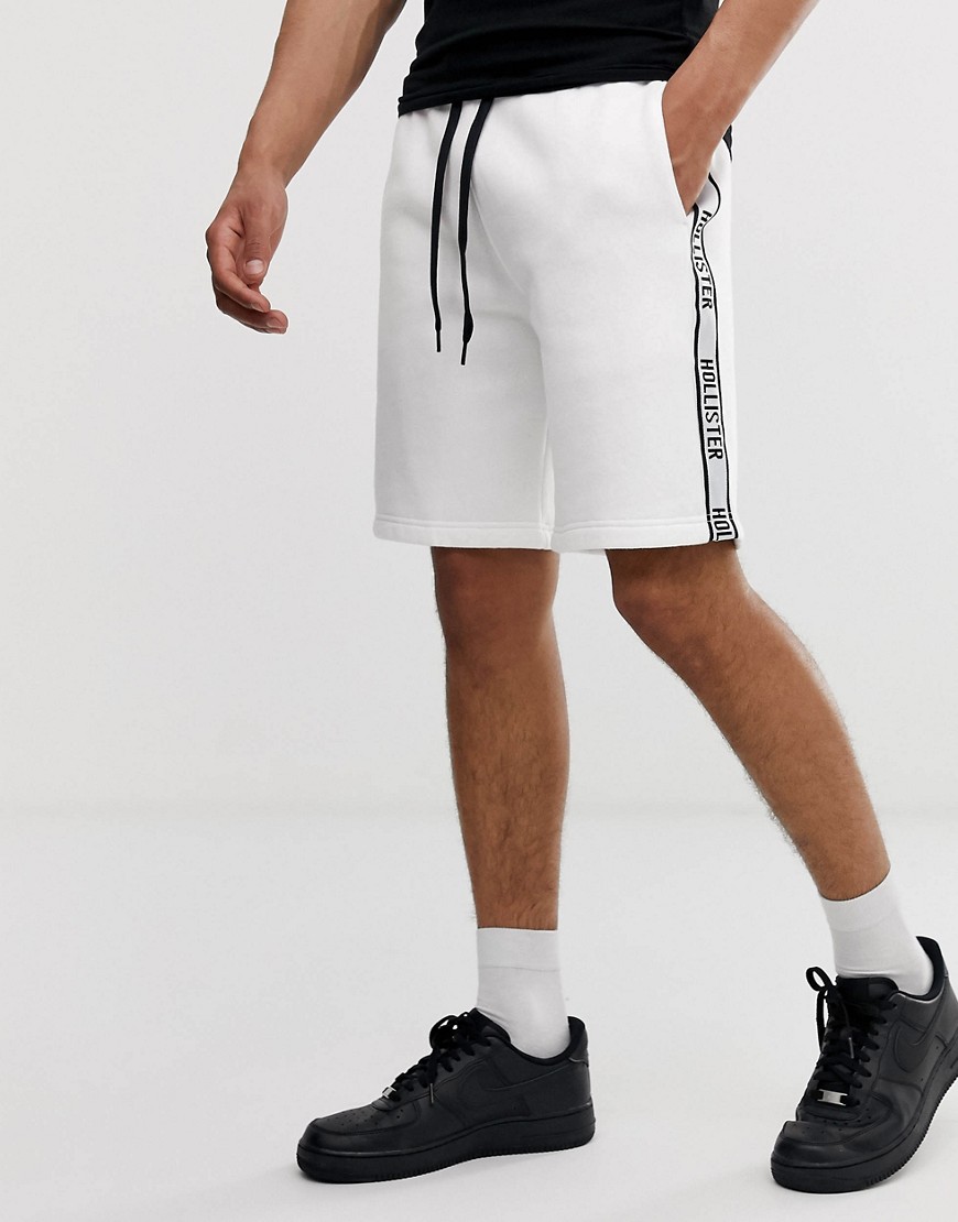 Hollister - Pantaloncini della tuta bianchi con logo stampato e fettuccia laterale-Bianco
