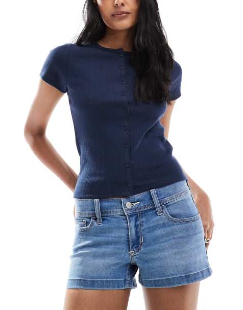 Hollister - Pantaloncini di jeans a vita bassa lavaggio blu medio con spacco sul fondo - view 1