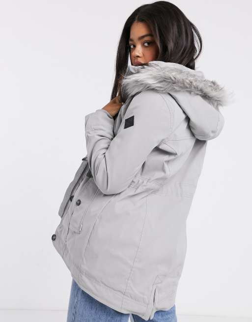Hollister Parka mit Borgfutter und Kapuze aus Kunstpelz in Grau