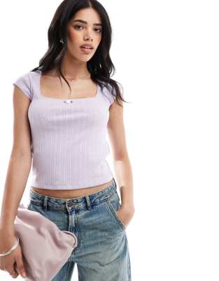 Hollister - Pointelle-T-Shirt in Lila mit eckigem Ausschnitt-Blau