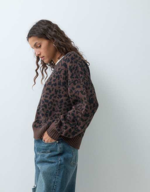 Hollister pull en maille col rond à imprimé léopard marron, 2 de 5