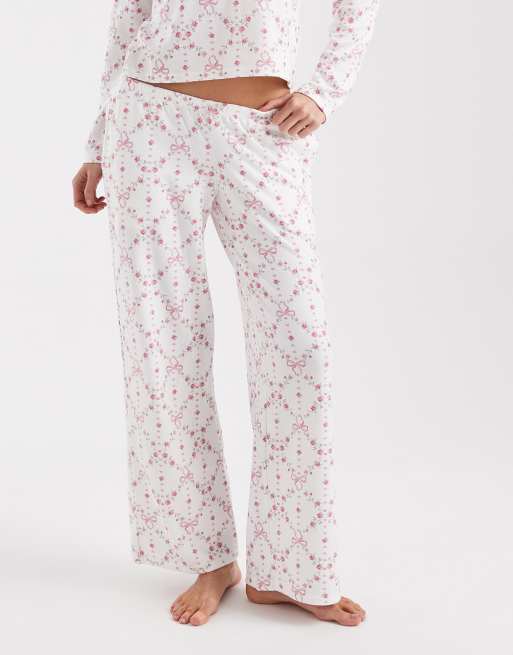 Hollister - Pyjamabroek met wijde pijpen en lage taille in roze strikkenprint, deel van co-ord set