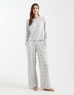Hollister - Pyjamahose in Grau mit niedrigem Bund, weitem Bein und Schneehasen-Design, Kombiteil