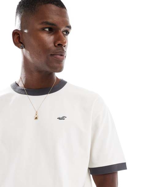 Hollister - Recht T-shirt met logo, contrasterende halsbies en wassing in crème - view 1