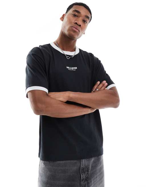 Hollister - Rechte hoogsluitend T-shirt met logo en contrasterende biezen in zwart