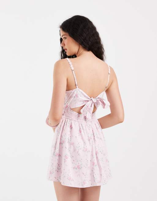 Hollister – Rosa, blommig miniklänning med v-ringning och knäppning