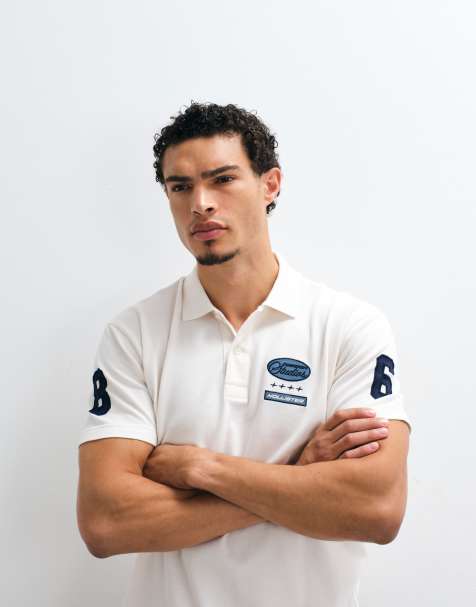 Hollister – Schmal geschnittenes Polohemd im Fußball-Stil in Weiß mit Grafikprint - view 1
