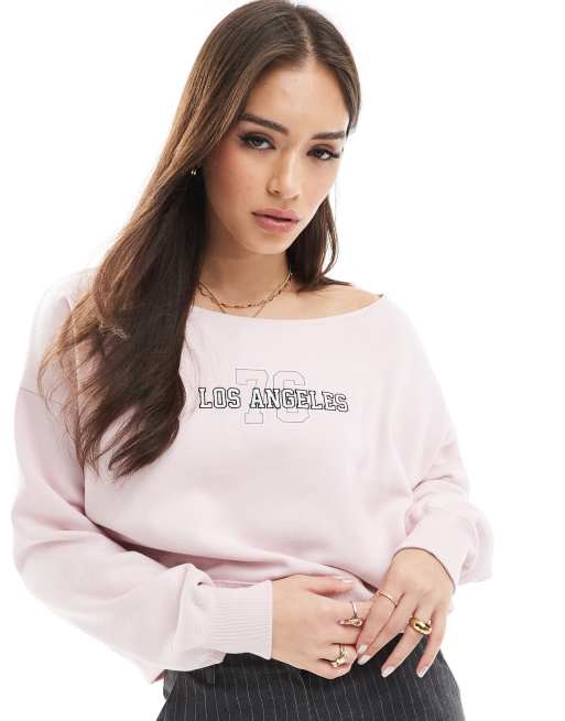 Hollister – Schulterfreier kurzer Pullover in Hellrosa mit „Los Angeles“-Schriftzug