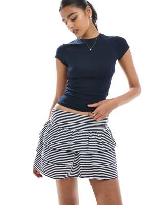Hollister - Schwarz-weiß gestreifter Strick-Skort mit mittelhohem Bund und Volants-Rüschen
